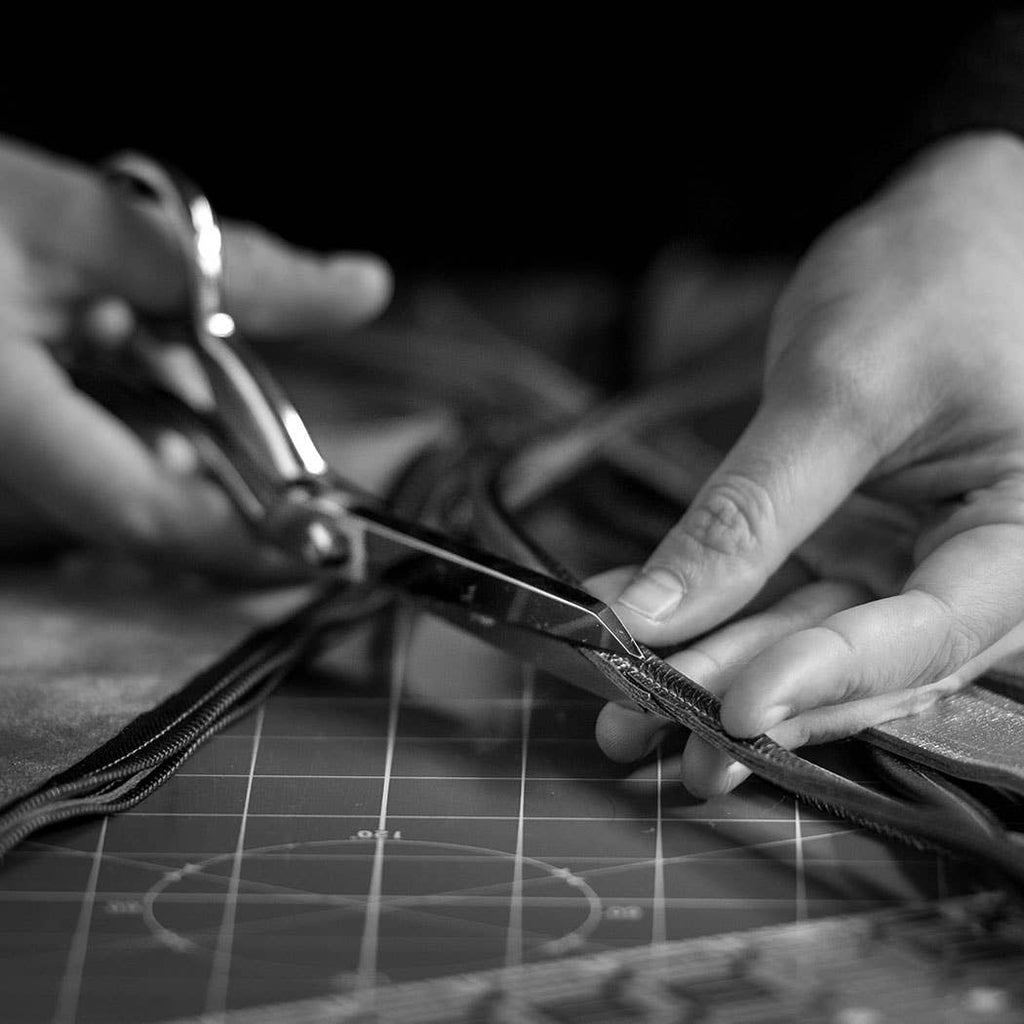 Zina Kao - The Thin Rainbow Carter Metallic Clutch - Ruby