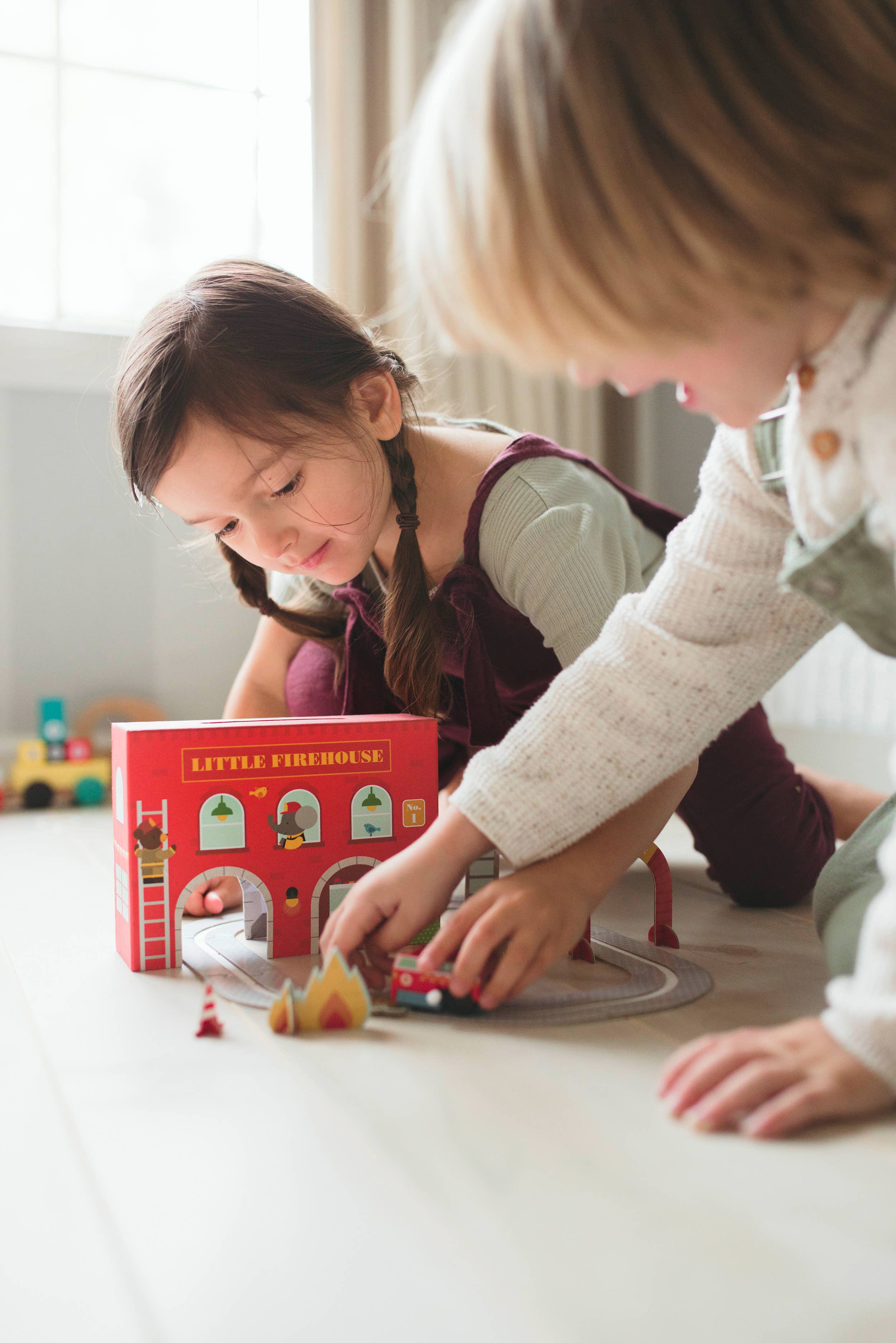 Chronicle Books - Wind Up & Go Fire Station Play Set