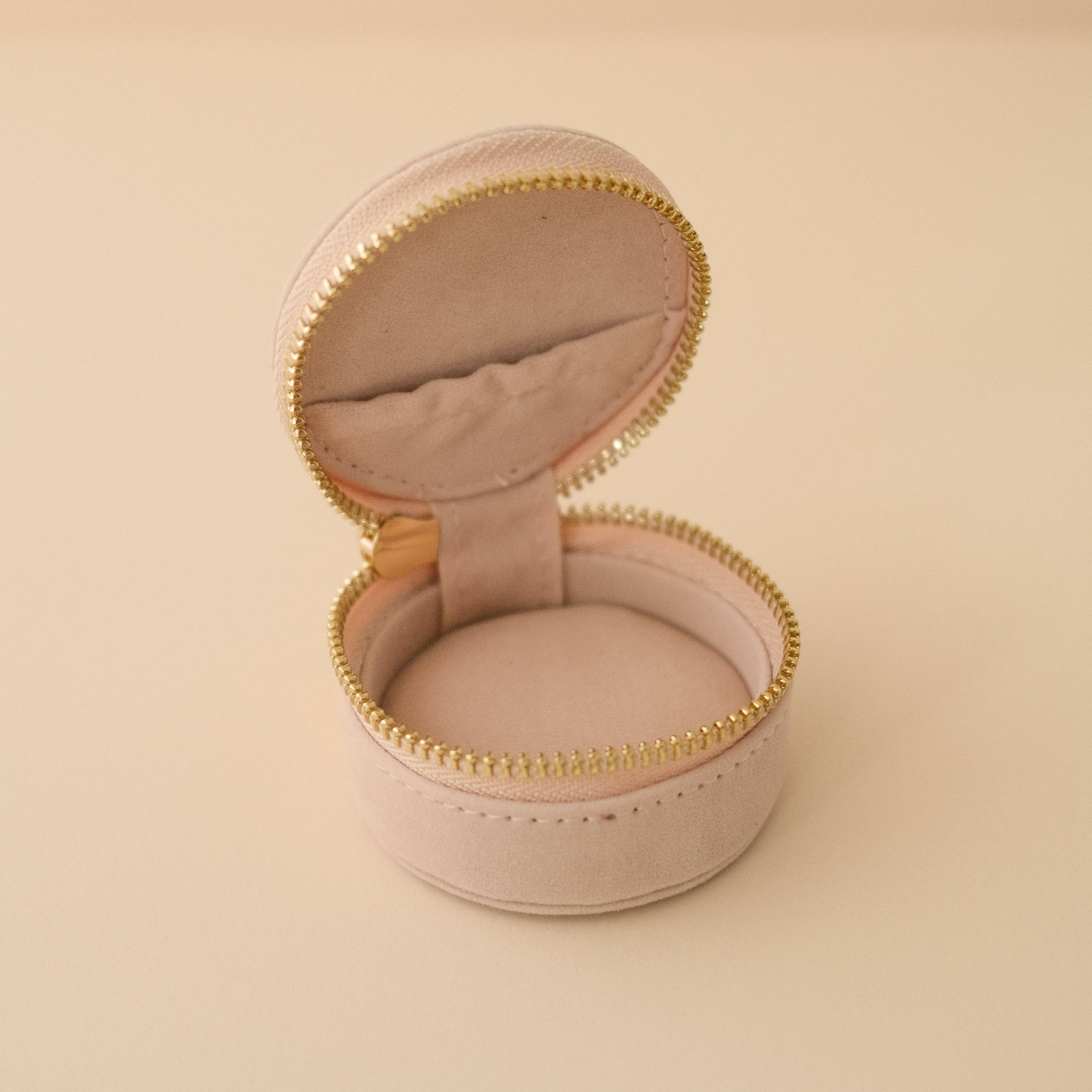 cai & jo USA - Mini Travel Jewelry Case (Shell Cream)